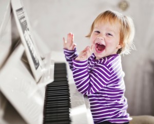 Niña con piano